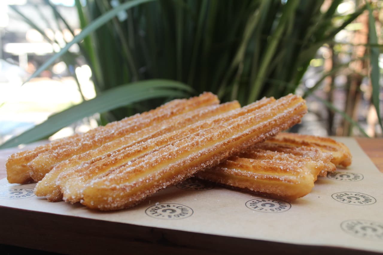 Bandeja de churros clásicos recién hechos