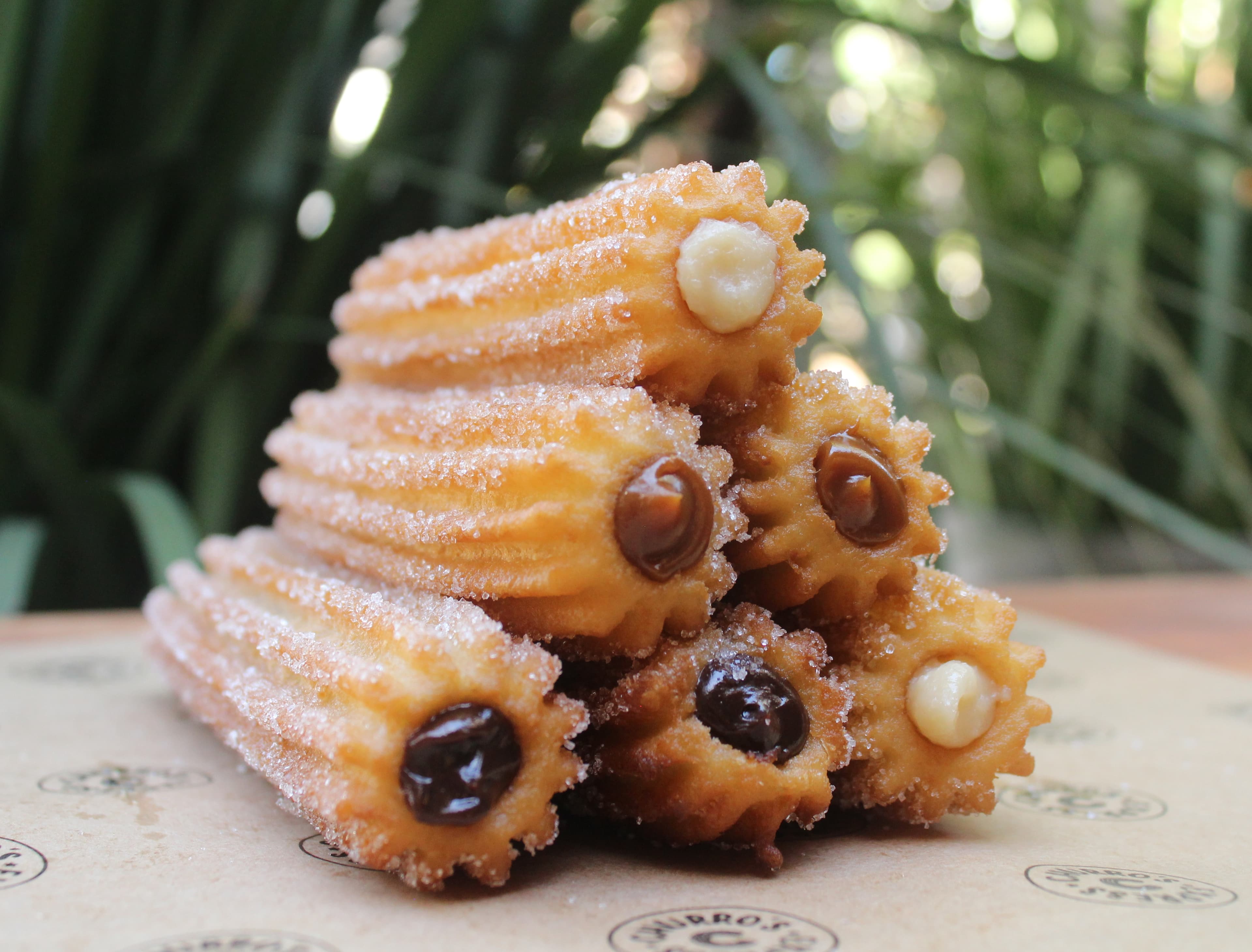 Churros rellenos rebosando dulce de leche y chocolate