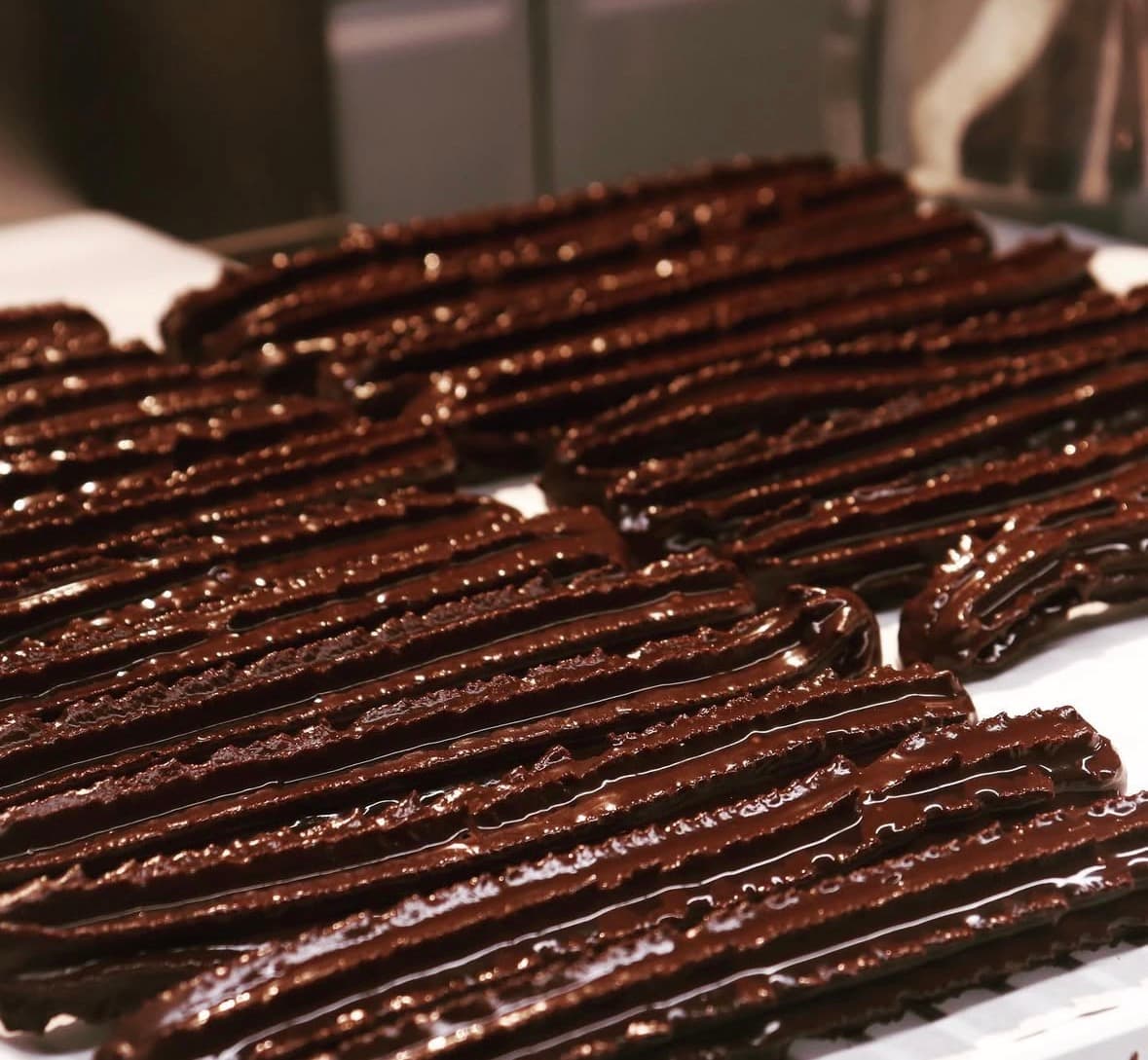 Churros bañados en chocolate y decorados con almendras