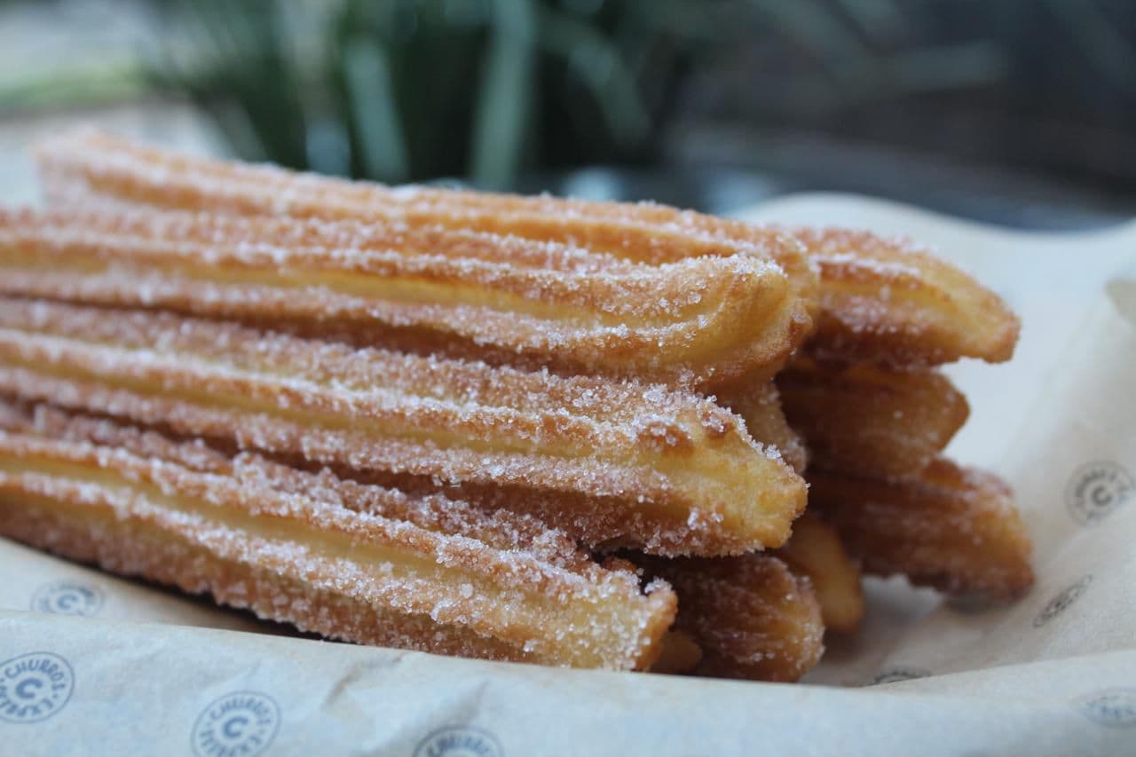 Bandeja de churros clásicos recién hechos