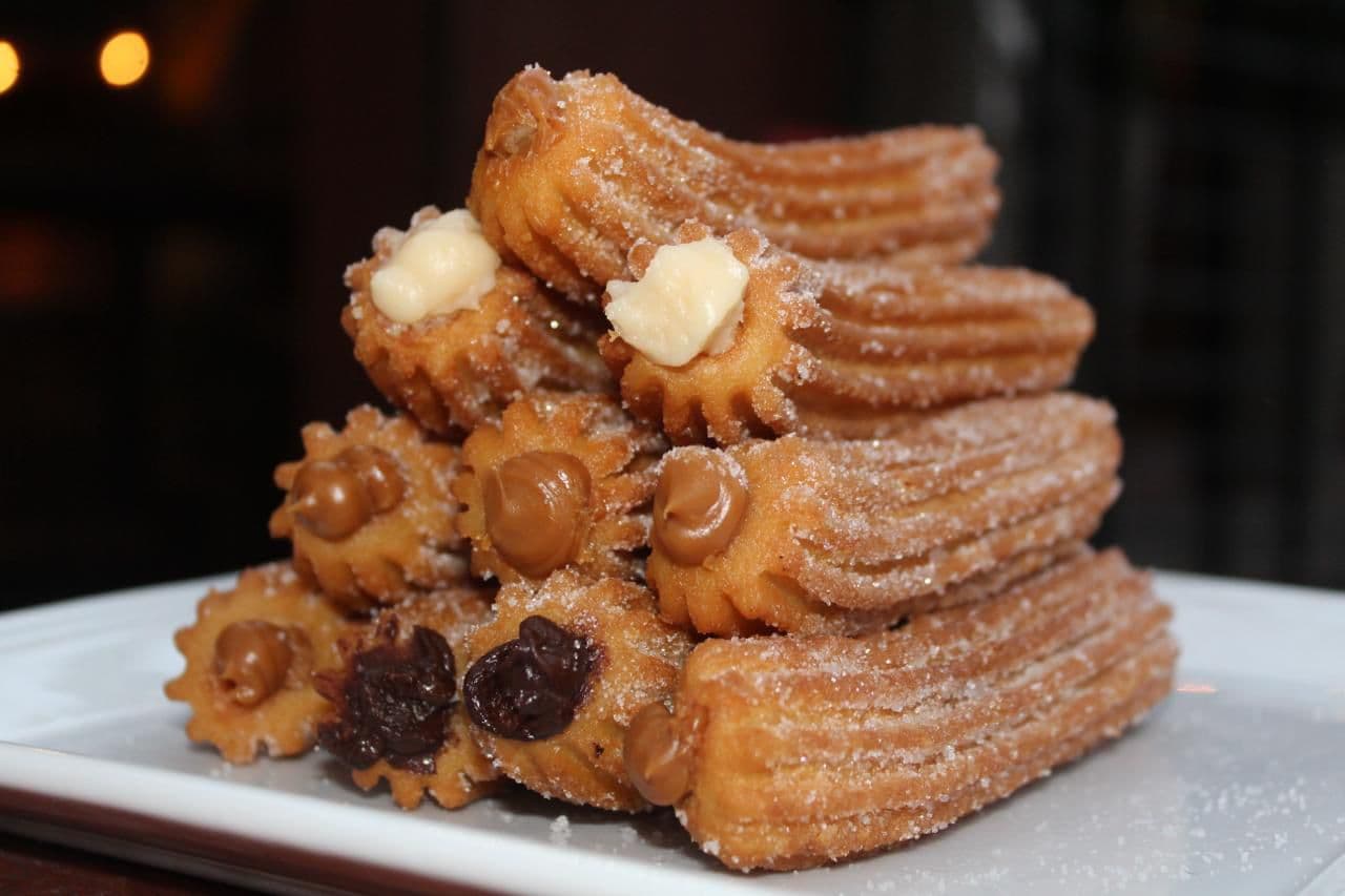 Churros rellenos rebosando dulce de leche y chocolate